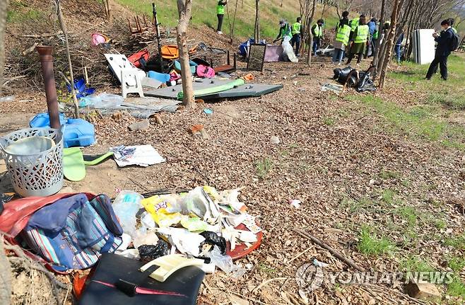 '강제철거되는 텐트' (대구=연합뉴스) 박세진 기자 = 4일 대구 북구 직원과 공공근로자 40여명이 동변동 금호강 고수부지 일대 불법 설치된 텐트 등 시설물을 대상으로 행정대집행을 실시하고 있다. 2022.4.4 psjpsj@yna.co.kr