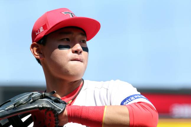 KIA 고졸신인 김도영이 다부진 표정으로 캐치볼 하고 있다. 제공=KIA 타이거즈