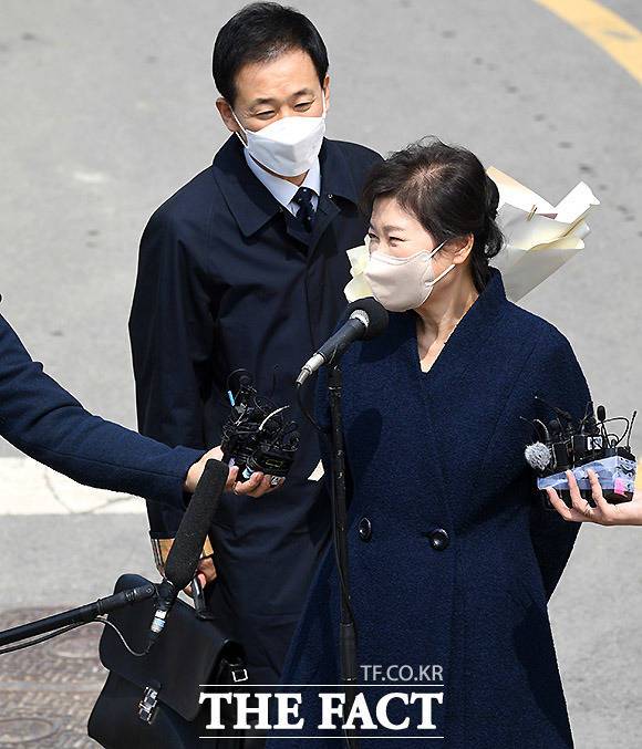 박근혜 전 대통령이 자신의 최측근이자 대구시장에 전격 출마한 유영한 변호사의 '후원회장'을 맡았다. 이를 두고 박 전 대통령이 '사저정치'를 통해 정치권 복귀를 시도하는 것 아니냐는 다양한 해석을 내놓고 있다. 지난달 24일 대구 사저 앞에서 웃는 박 전 대통령과 유 변호사. /이효균 기자