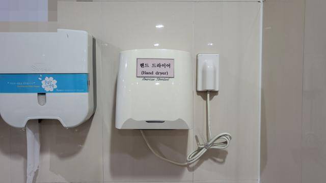 K빌딩은 화장실에 자동 손 건조기를 설치한 것으로도 1점을 받았다. 또 오존 파괴 물질인 '할론'이 포함되지 않은 소화기를 사용해 1점을 받았는데, 이 소화기는 인증 전인 2010년 국내 판매가 금지됐었다. 다만, 두 배점 조항은 2016년에 인증 기준이 전면 개정되며 삭제됐다. 김현종 기자