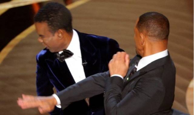 지난달 27일 열린 아카데미 시상식에서 배우 윌 스미스가 코미디언 크리스 록의 따귀를 때리는 모습이다./사진=연합뉴스DB