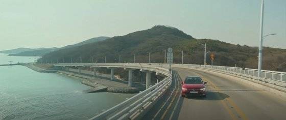 드라마 ‘킬힐’에서 김하늘이 골프를 몰고 현장 로케이션 촬영장에 가는 장면. [사진 폭스바겐코리아]