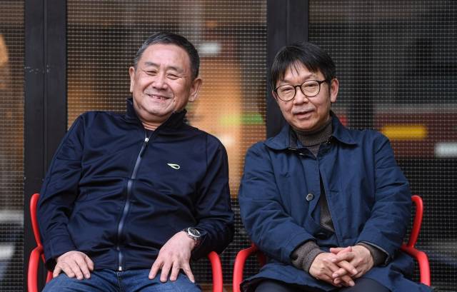 극단 및 소극장 산울림이 올해 재연하는 연극 '앙상블'의 연출을 맡은 연출가 심재찬(왼쪽)과 번역자 임수현.    이한결 기자