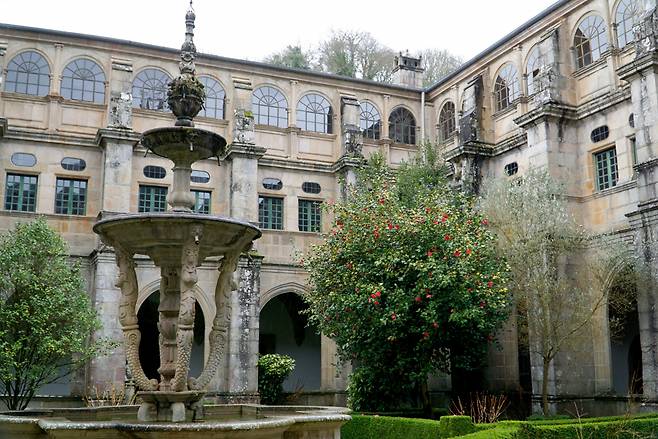 사모스 수도원 네리다스 분수와 동백꽃