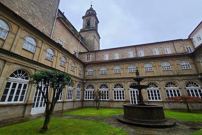 수도원 문화재를 그대로 사용하는 파라도르 산티아고 샌프란시스코 호텔 중정