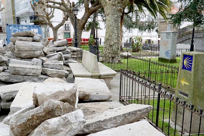 산티아고 까지 72㎞가 남았다는 코루냐 순례길 출발점. 여전히 옛 유적 보수공사가 이어지고 있다.