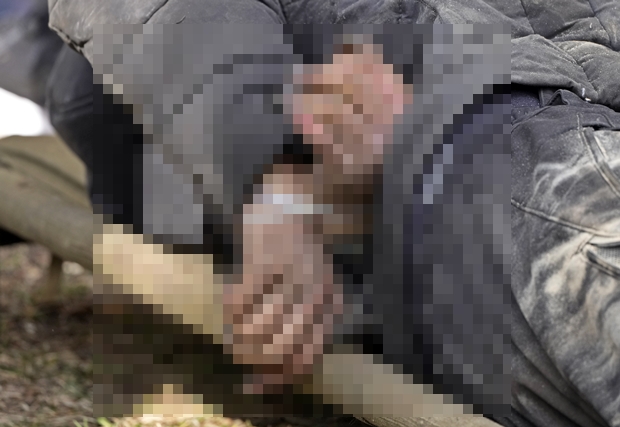 4일(현지시간) 우크라이나 수도 외곽 부차 도로에서 발견된 시신. 손이 등 뒤로 묶여 있다./AP 연합뉴스