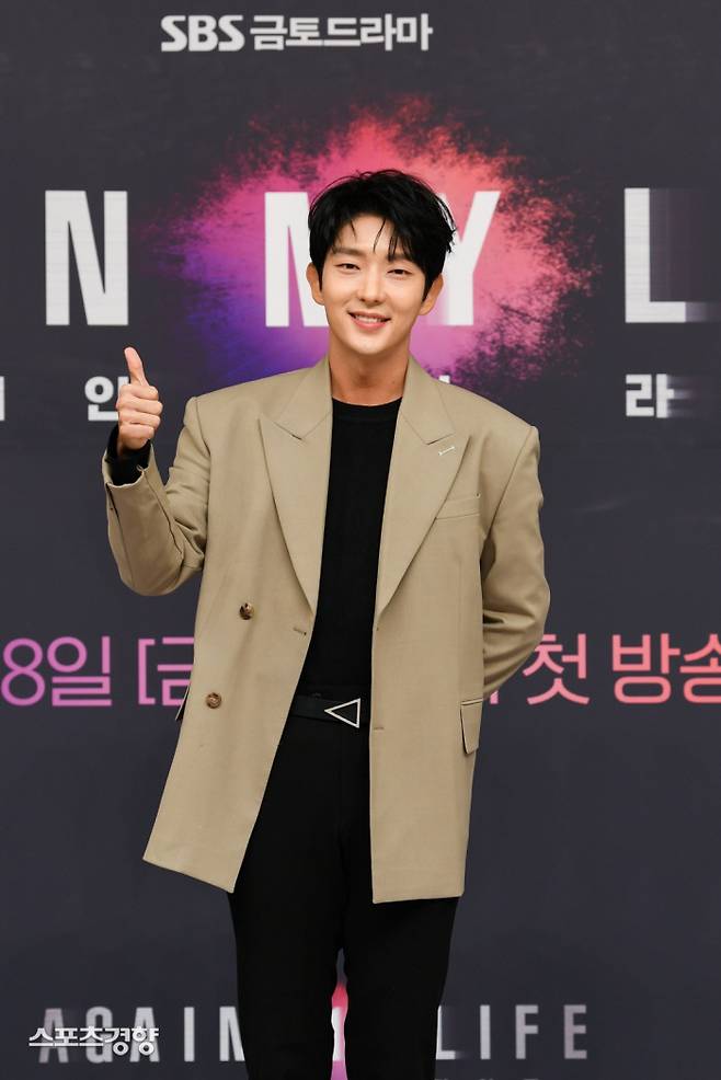 배우 이준기가 5일 온라인 생중계 형식으로 열린 SBS 금토극 ‘어게인 마이 라이프’ 제작발표회에 참석해 포즈를 취하고 있다. 사진 SBS