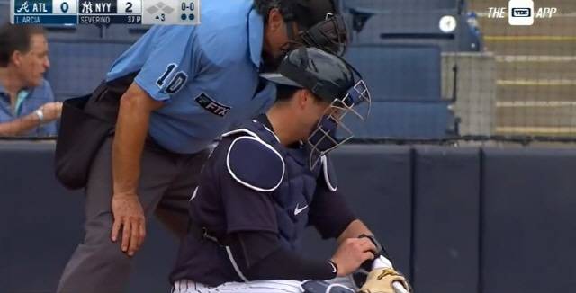 뉴욕 양키스 포수 카일 히가시오카가 지난 3일(한국시각) 애틀랜타 브레이브스와의 시범경기에서 손목에 찬 패드를 보며 투수 루이스 세베리노에게 사인을 전달하고 있다. 사진=ESPN 중계 캡처