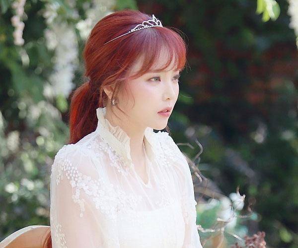 가수 홍진영이 1년 5개월 여의 자숙 기간을 끝내고 6일 복귀에 나섰다. IMH엔터테인먼트 제공