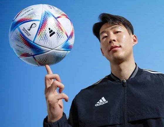 카타르월드컵 공인구 모델로 발탁돼 월드클래스 인기를 거듭 입증한 손흥민. [사진 아디다스]