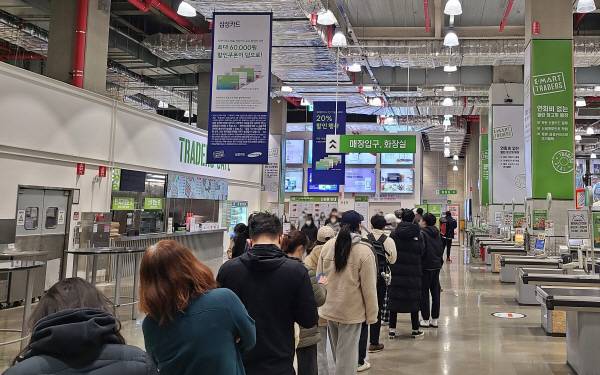 6일 오전 9시께 '포켓몬빵'을 사러 경기도 하남 이마트 트레이더스 위례점에 몰린 소비자들이 입장을 기다리고 있다. [이상현 기자]