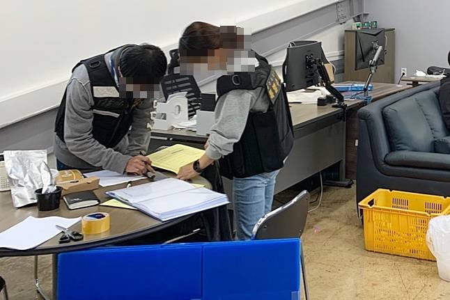 [제주=뉴시스] 제주도자치경찰단 관계자들이 원산지표시 등에 관한 법률 위반 혐의로 적발된 A씨의 경남 소재 유통업체를 지난해 10월 압수수색하고 있다. (사진=제주도자치경찰단 제공) 2022.04.06. photo@newsis.com *재판매 및 DB 금지