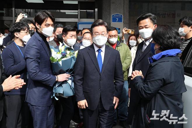 이재명 더불어민주당 대선 후보가 10일 오후 서울 여의도 중앙당사에서 선대위 해단식을 마치고 당직자들의 배웅을 받으며 떠나고 있다. 황진환 기자