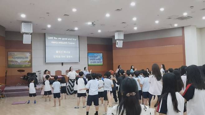 수정비전학교는 정규 수업을 하기 전에 찬양과 예배로 하루를 시작한다.