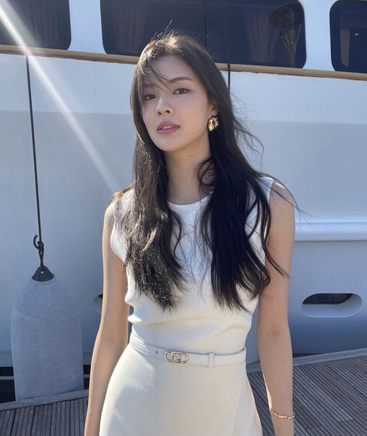 Actor Lee Sun-bin showed off her elegant figureOn the afternoon of the 6th, Lee Sun-bin posted a series of photos on his Instagram, writing CANNESSERIES with a hashtag.Lee Sun-bin in the photo looks like a chic French style with a white dress and a sophisticated figure.Lee Sun-bin went to Kan because Khan accepts the Ott platform program differently, and Lee Sun-bin, who appeared in Teabing OLizynal Drama, was invited with singer Jung Eun-ji.Netizens were impressed by the atmosphere is already great, It is too good, it is cool, It is like the second Jung Ho-yeon, and It is really beautiful.Meanwhile, Lee Sun-bin starred in Teabing O Lizzynal Drama Drunk City WomenLee Sun-bin Instagram