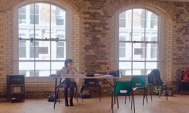 오랜 통역가, 번역작가, 조연출 시절을 끝내고 연극&nbsp;‘눈을 뜻하는 수백 가지 단어들’로 첫 연출작을 선보인 김세은 연출. 엠피앤컴퍼니 제공