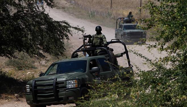멕시코에서 무장한 군이 순찰을 돌고 있다. 이페에세뉴스
