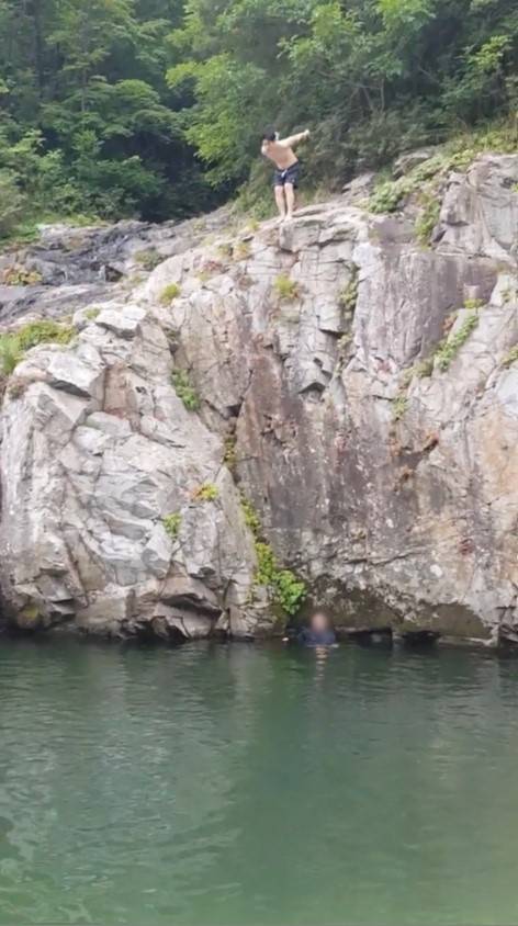 지명수배된 조현수가 가평 용소계곡 절벽에서 다이빙하는 모습