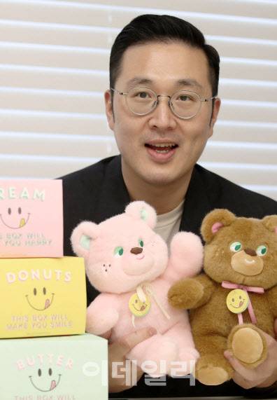 ▲이준범 GFFG 대표가 노티드의 캐릭터인 슈가베어를 들고 포즈를 취하고 있다. (사진=김태형 기자)