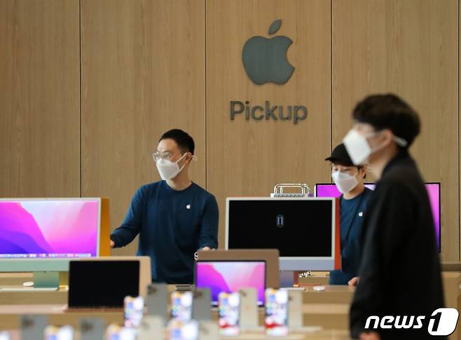 국내 애플스토어 3호점 '애플 명동'이 개장을 이틀 앞둔 7일 미디어 프리뷰 행사를 통해 매장을 공개했다. '애플 명동'은 오는 9일 오전 10시에 공식 개장한다. 2022.4.7/뉴스1 © News1 김진환 기자