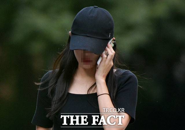 검찰은 2019년 9월 16일 조국 전 법무부 장관 딸 조민 씨를 처음 조사했다. 24일 생일을 맞아 서초구 자택을 나서는 조 씨. /이덕인 기자