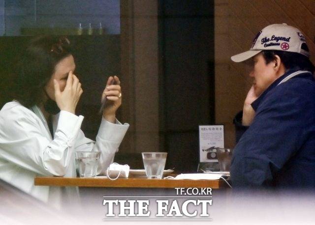 지난해 5월 휴일을 맞아 조국 전 장관과 아내 정경심 교수가 나란히 재판을 받는 '삼중고' 에서 잠시나마 벗어나 외식을 하고 있다. /이효균 기자