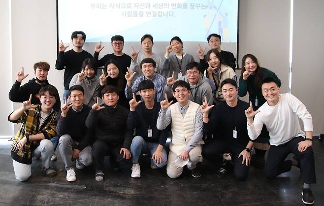 신철헌 대표(맨 앞 줄 최우측)와 퓨처스콜레 팀원들, 1월 비전 수립 워크샵 이후. /퓨처스콜레
