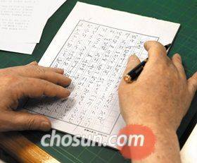 김대중 칼럼니스트는 지금도 펜과 원고지를 쓴다. 그는 “컴퓨터로 쓰면 글을 고치는 맛이 안 난다”고 했다. 원고지 12매 분량 칼럼을 쓰는 데 1시간 반쯤 걸린다. 일단 쓰기 시작하면 중간에 쉬지 않고 써서 완성하는 것이, 독자들이 읽을 때 흐름이 끊기지 않는 글을 쓰는 그만의 비결이다./조선일보DB