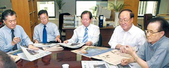 김대중 칼럼니스트가 조선일보사 주필 시절 논설실에서 ‘원탁회의’를 주재하는 모습. 오른쪽부터 당시 류근일 논설주간, 김대중 주필, 고학용·김형기·김기천 논설위원/조선일보DB.