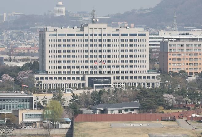 6일 서울 용산구 국방부 청사 모습. 정부가 이날 임시국무회의에서 대통령 집무실 용산 이전을 위한 예비비 지출안을 의결하면서 국방부도 본격 이사 준비에 착수했다. /연합뉴스