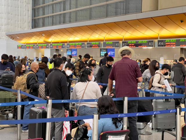 지난 2월 28일 미국 캘리포니아 로스앤젤레스 국제공항의 일본항공 카운터 앞에서 일본으로 가려는 승객들이 길게 줄지어 서 있다. 일본 정부는 관광뿐 아니라 장기 체류 목적의 외국인까지 모두 입국을 금지하는 강력한 입국 금지 정책을 3월 1일부터 해제하고 유학생 등의 입국을 허용했다. 로스앤젤레스=AFP 연합뉴스
