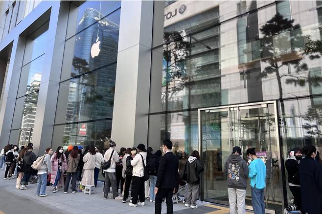 애플의 3번째 한국 애플 스토어 '애플 명동'이 오는 9일 개장한다. 시민들이 '애플 명동'을 구경하고 있다. [박혜림 기자/rim@]
