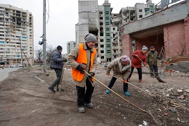 6일(현지시간) 우크라이나 수도 키이우 북쪽으로 약 100㎞ 떨어진 도시 체르니히우에서 주민들이 복구의 첫 삽을 떴다./로이터 연합뉴스