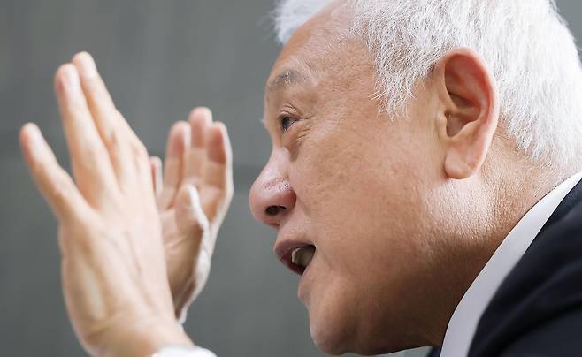 김한길 국민통합위원장      (서울=연합뉴스) 김도훈 기자 = 대통령직인수위원회 김한길 국민통합위원장이 6일 오전 서울 종로구 삼청동 인수위에서 연합뉴스와 인터뷰를 하고 있다. 2022.4.7 superdoo82@yna.co.kr
(끝)