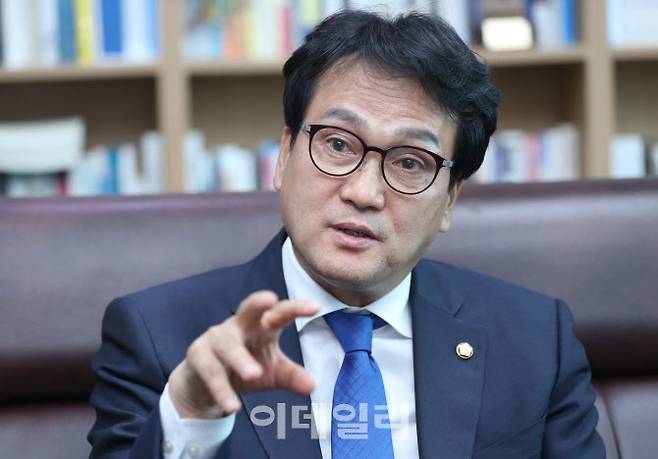 안민석 더불어민주당 의원이 6일 오후 서울 여의도 국회 의원회관에서 이데일리와 인터뷰를 하고 있다. (사진= 노진환 기자)
