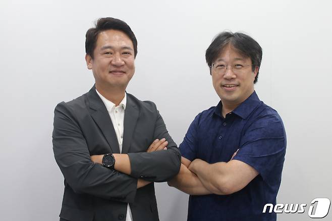 배형진 모다모다 대표(왼쪽), 이해신 카이스트 화학과 석좌교수. (모다모다 제공) © 뉴스1