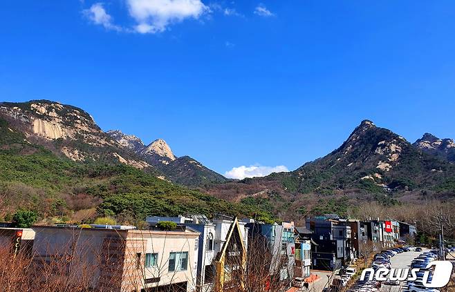 북한산성계곡 공원입구에서 바라보는 북한산의 위용. 왼쪽 원효봉-만경대-노적봉, 오른쪽 의상봉-용출봉 © 뉴스1