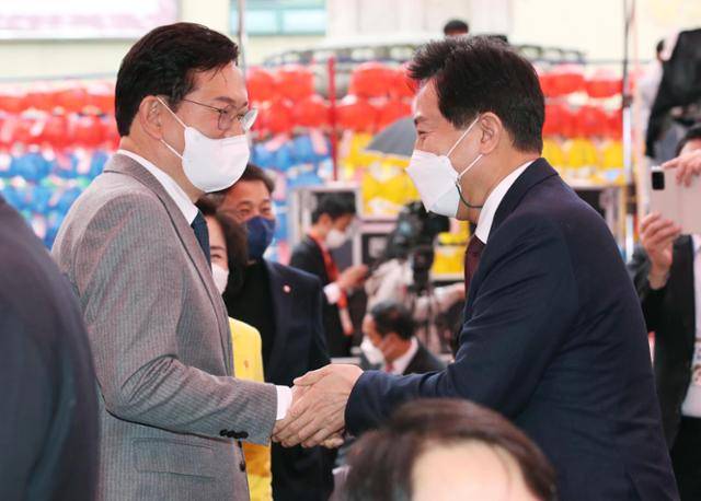 송영길(왼쪽) 전 더불어민주당 대표와 오세훈 서울시장이 지난달 30일 서울 종로구 조계사에서 대한불교조계종 제15대 종정 중봉 성파 대종사 추대법회에 참석해 인사하고 있다. 뉴시스