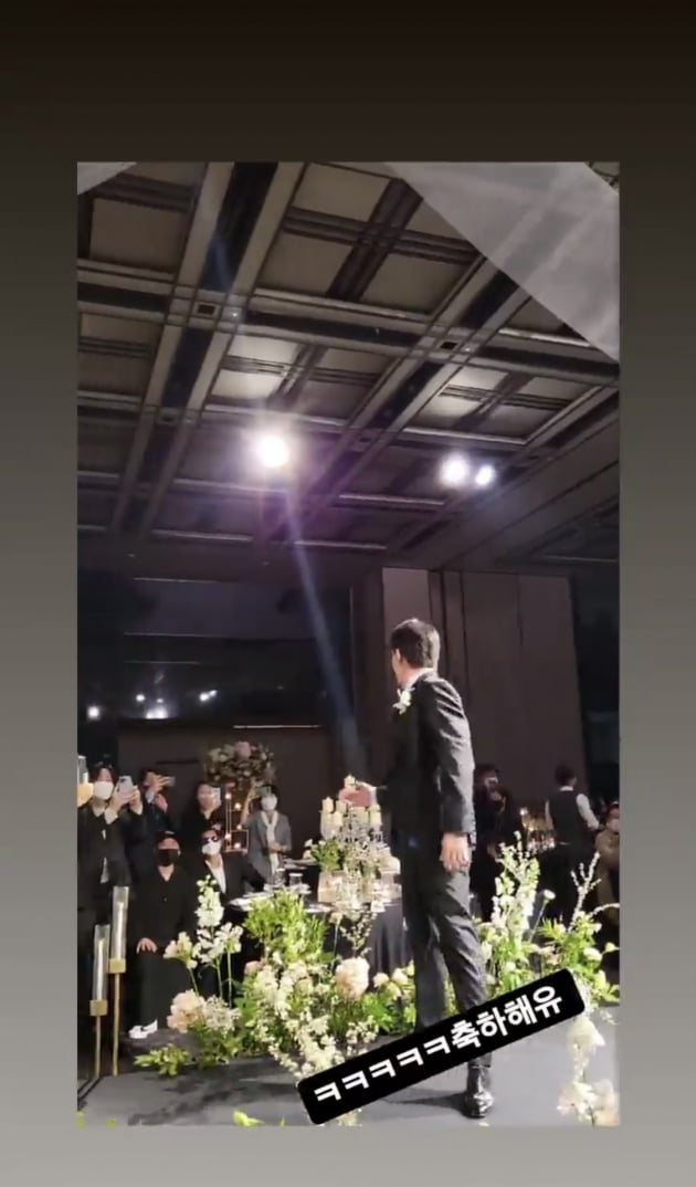 Broadcaster Boom has posted a glamorous Wedding ceremony amid the congratulations of his teammates.Boom posted a wedding ceremony with his girlfriend, a seven-year-old non-entertainer, at a place in Seoul on the afternoon of the 9th.The Wedding ceremony was held privately by only parents, relatives and acquaintances.Previously, Skye & M said, Boom and the bride naturally developed into a lover relationship through empathy and communication with each other.I decided to marry with a firm belief that I am a partner who can live together before and after marriage. Boom said in an official fan cafe, We have met a precious relationship to respect each other for the rest of our lives and have made a family with faith and love.I always had a dream of creating a happy family in my mind.I will show you the happy couple who can share their love with the future as it is a marriage at a late age, and a good husband who can take care of the family and wife and hug them. Many fellow entertainers attended Booms Wedding ceremony on the day; singers Lim Young-woong, Lee Chan One, Na Tae-joo and Kwill took on the celebration.They were linked through Mr. Trott 2. Actor Lee Dong-wook is known to have hosted the society and Broadcaster Lee Kyung-kyu is known to have officiated.In addition, Jang Min-ho, Shinji, Yang Ji-eun, Hong Ji-yoon, Super Junior Lee Teuk, Eun Hyuk, Shiny Ki, Hong Hyun Hee and Oh Sang-jin attended the Wedding ceremony and celebrated the marriage of the two.Hong Hyun-hee revealed Booms Wedding ceremony through her SNS, which left a video of Boom appearing in Virgin Lorde.In addition, Noh Ji-hoon revealed the image of Boom in a white tuxedo and a bride in a yellow open shoulder dress; the two in the video walked Virgin Lorde, holding hands together.In particular, Booms bride boasted a great height and elegant charm.