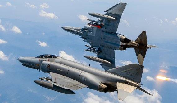 F-4 팬텀 II(McDonnell Douglas F-4 Phantom II). 미국은 전투기의 이름을 통일하면서 ‘F4H 팬텀 II’를→‘F4 팬텀 II’라고 부르게 되었다. 최종 개량형인 F-4E를 기준으로 ⦁전장 19.2m ⦁승무원 2명 ⦁최고속도 마하 2.23 ⦁항속거리는 2700Km ⦁전투행동반경 680Km ⦁최고 고도 18.3Km ⦁최대 폭장량은 8.5t ⦁하드포인트 9개에 각종 폭탄과 미사일 핵폭탄까지 장착이 가능하다. 부무장 20mm 캐틀링 건. 사진=공군·국방부