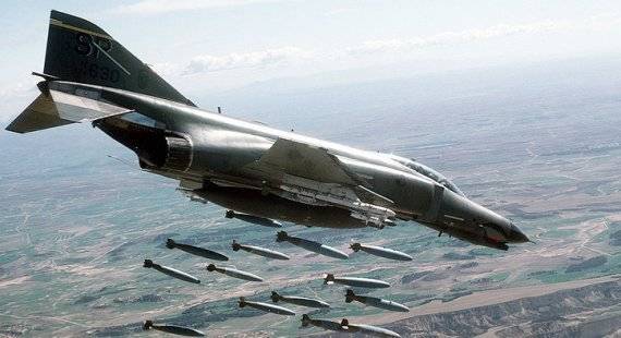 F4 팬텀 II는 항공모함 탑재 함재기로써 무장 폭장량이 8.5톤에 이른다. 이것은 일본에 핵을 투하한 폭격기 B-29의 최대 폭장량 9.1톤과 비교해 얼마나 엄청난 수준인지 가늠할 수 있다. F-4는 제2차 세계 대전 당시 중폭격기인 B-24 리버레이터보다 더 많은 유효 폭장탑재량을 자랑했으며 이것은 기체의 크기와 강력한 엔진의 힘이 짐작케 해 준다. 자료=내셔널 인터레스트(national interest)