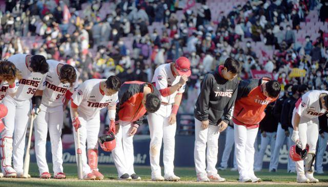 2일 광주 북구 광주-기아챔피언스필드에서 열린 2022 KBO리그 프로야구 KIA 타이거즈 대 LG 트윈스의 개막경기, KIA가 0-9 패배를 한 뒤 인사를 하고 있다. 뉴시스