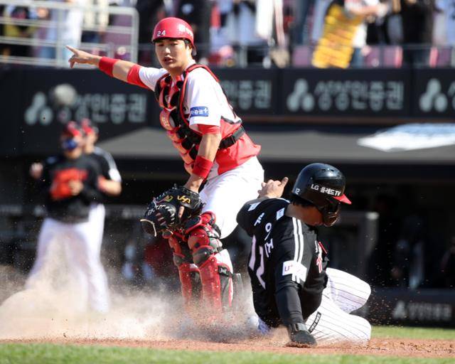 3일 광주-기아챔피언스필드에서 열린 2022 KBO리그 LG 트윈스와 KIA 타이거즈의 경기. 4회초 2사 1, 2루에서 LG 김민성의 적시타 때 2루주자 루이즈가 홈까지 파고들어 득점하고 있다. 연합뉴스