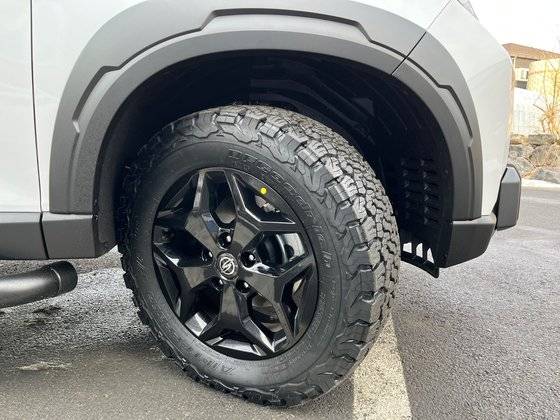 렉스턴 스포츠칸은 두툼한 펜더와 쿠퍼타이어앤러버가 제조한 쿠퍼타이어가 인상적이다. 김포=문희철 기자