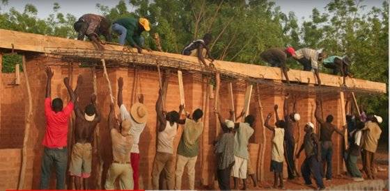 합심해 초등학교를 짓고 있는 간도 주민들. ［사진 TED 홈페이지］