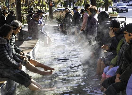 대전 유성구 유성온천 족욕체험장을 찾은 시민들이 온천수에 발을 담그고 있다. 뉴스1