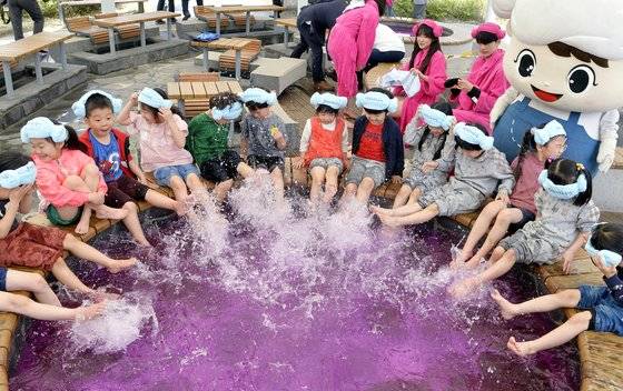 2019년 유성온천문화축제장을 찾은 어린이들이 한방족욕장에서 물장구치며 즐거운 시간을 보내고 있다. 프리랜서 김성태