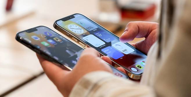 9일 오전 서울 중구 애플 명동에서 고객이 아이폰을 체험하고 있다. [뉴시스]