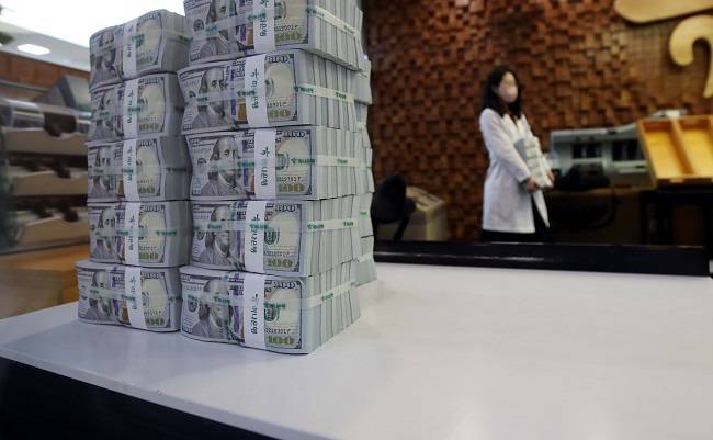 서울 하나은행 위변조대응센터에서 쌓여있는 미국 달러화/사진=김호영 기자